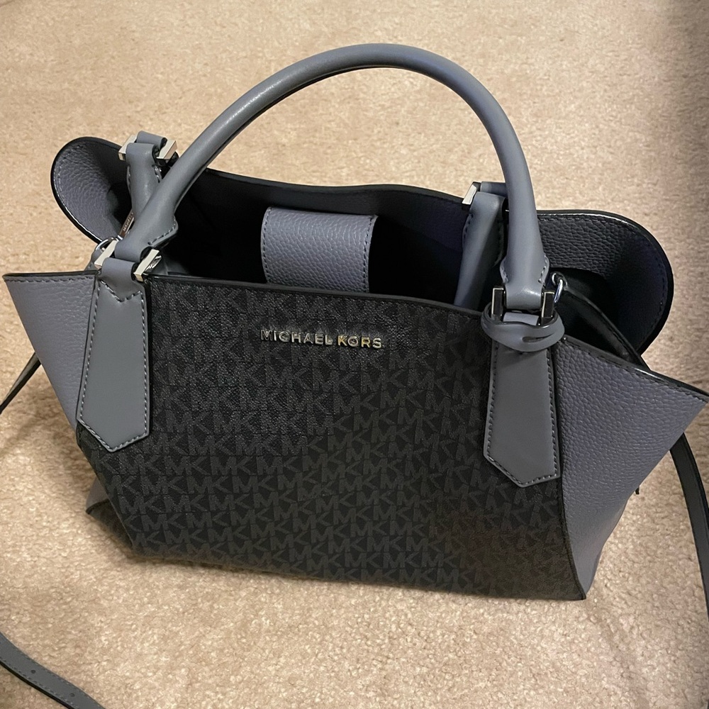 Michael kors purse / bag